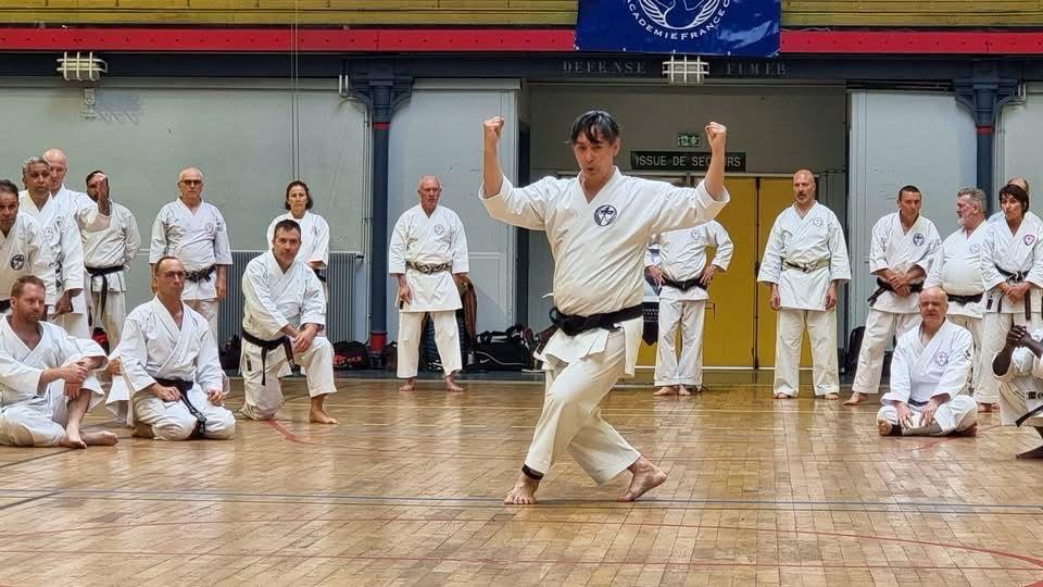 Cours de karaté adultes au club Mikado